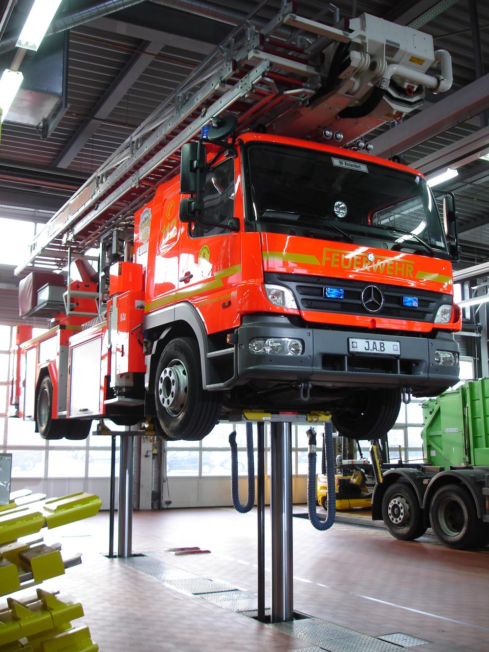 jab005 man, car, car wallpapers, repair, car repair, car workshop, repair shop, repairs, garage, mechanic, vw beetle, volkswagen, beetle, automotive, workshop, tools, supplies, monochrome, black and white